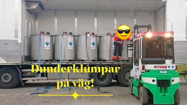 dunderklumpar samlade på lastbilssläp